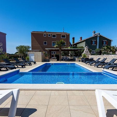 Family Friendly Apartments With A Swimming Pool Valbandon, Fazana - 2201 Štinjan Exterior foto