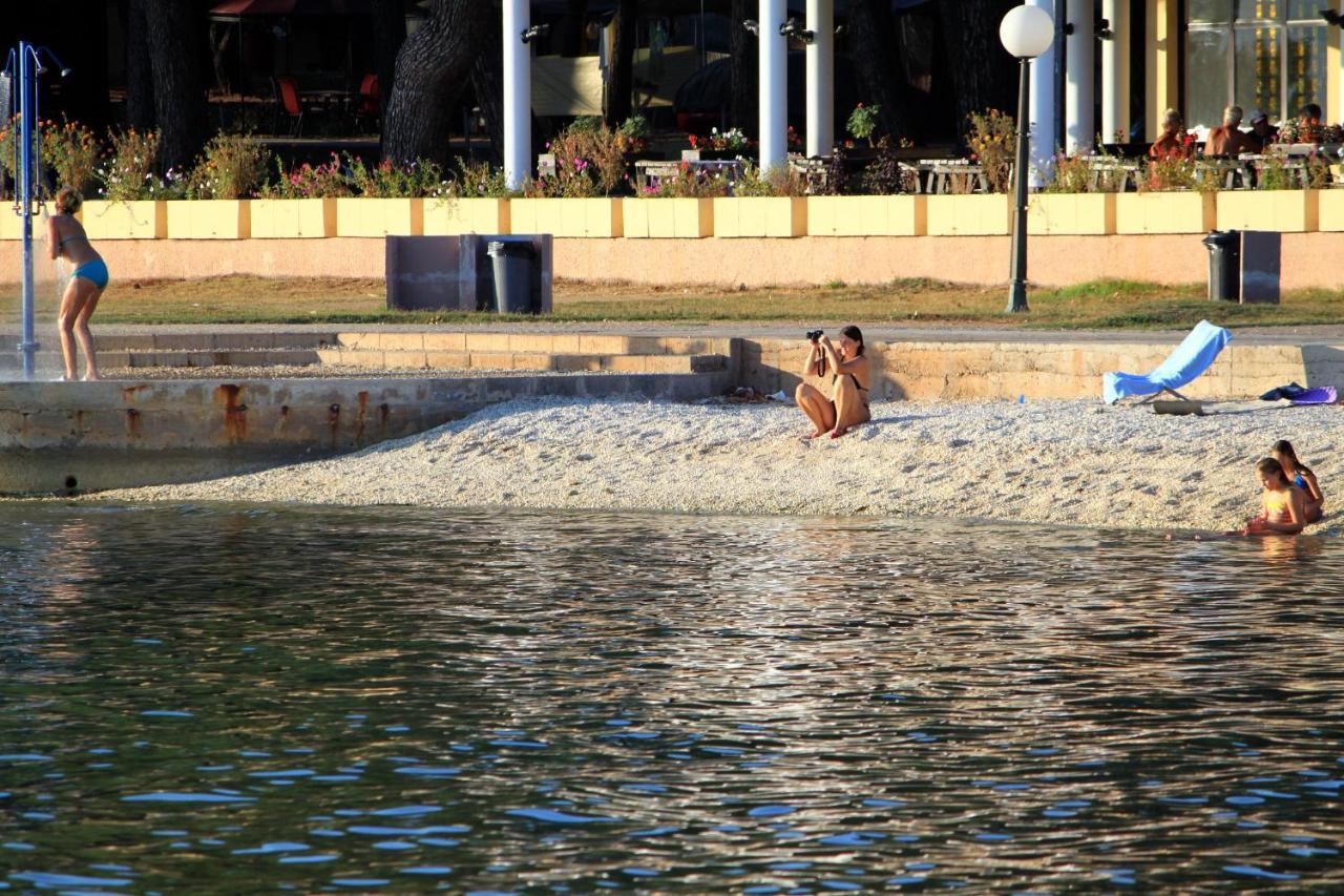 Family Friendly Apartments With A Swimming Pool Valbandon, Fazana - 2201 Štinjan Exterior foto